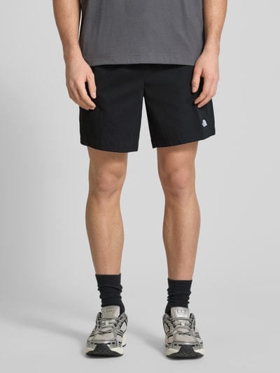 Männermodel trägt Regular Fit Shorts mit Gürtel Modell 'Pathfinder' von The North Face, Schwarz, Material-Mix, Ganzkörperansicht von vorne.