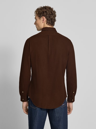 Männermodel trägt Custom Fit Freizeithemd aus reiner Baumwolle von Polo Ralph Lauren in Dunkelbraun, glatte Struktur, Ganzkörperansicht Rückansicht.