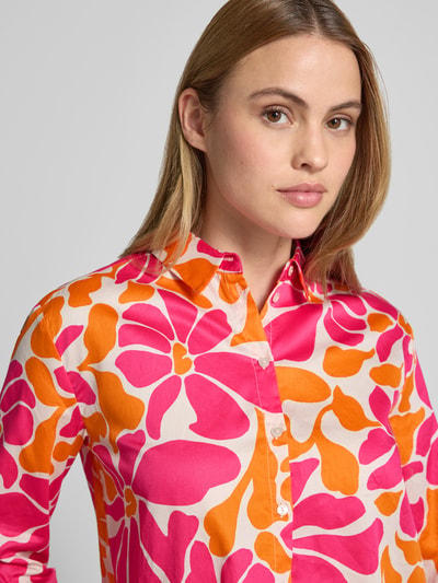 Frauenmodel trägt Bluse mit Knopfleiste und Hemdblusenkragen von Smith and Soul aus reiner Baumwolle, gerader Schnitt, Sportmanschetten, Nahaufnahme Oberkörper.
