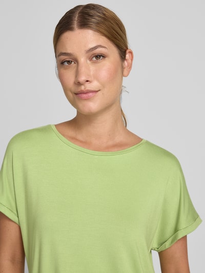 Frauenmodel trägt T-Shirt aus Viskose-Mix mit Rundhalsausschnitt von Christian Berg Woman in hellem Grün, Regular Fit, Nahaufnahme Oberkörper.