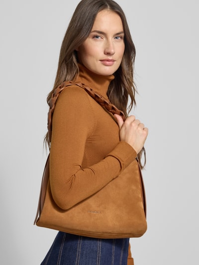 Kobiece modelka nosi torebkę z uchwytem, Handtasche mit Tragehenkel Modell 'BOHEME' od Coccinelle, detal z logo, główna przegroda z zamkiem błyskawicznym, przegródka wewnętrzna z zamkiem błyskawicznym, szerokość 26 cm, długość 22 cm, głębokość 10 cm, długość paska na ramię 53 cm, całkowity wygląd z przodu.