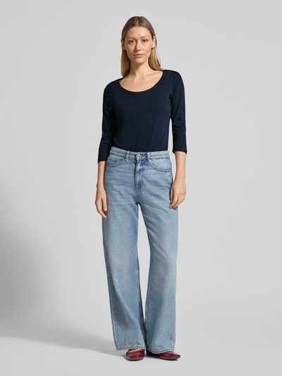 Vrouwenmodel draagt t-shirt met 3/4-mouw model 'Pylle' van Soyaconcept in slim fit katoenmix met stretch, ronde hals, ruglengte maat S 61 cm, donkerblauw, lichte jeans, effen structuur, Ganzkörperansicht van voren.