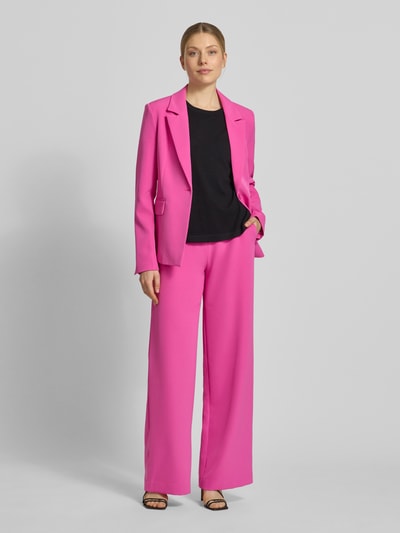 Frauenmodel trägt Wide Fit Hose Modell 'Jana' von GUIDO MARIA KRETSCHMER WOMAN in Pink aus Material-Mix mit Stretch-Anteil, Ganzkörperansicht von vorne.
