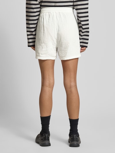 Frauenmodel trägt Relaxed Fit Shorts aus reiner Baumwolle Modell 'THYRA' von Only, Optik: Unifarben, seitliche Eingrifftaschen, Materialverarbeitung: Crêpe, Rückansicht Ganzkörperansicht.