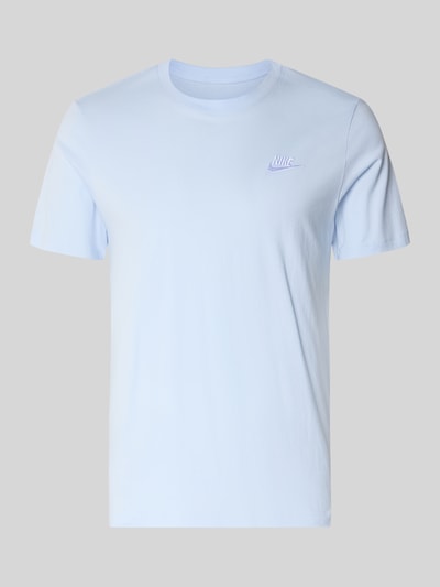 Produktfoto, T-Shirt mit Label-Stitching von Nike in Hellblau, reine Baumwolle, Rundhalsausschnitt, Regular Fit, glatte Struktur