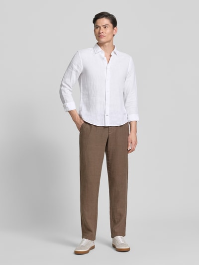 Männermodel trägt Causal Fit Leinenhemd mit Kentkragen Modell 'Mike' von JOOP! Collection in Weiß, Knopfleiste, Sportmanschetten, abgerundeter Saum, reine Leinen-Qualität, Ganzkörperansicht von vorne. Rückenlänge 73 cm, Schulterbreite 40 cm, Ärmellänge 66 cm bei Größe M.