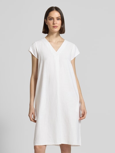Frauenmodel trägt Knielanges Leinenkleid mit V-Ausschnitt Modell 'Ina' von Soyaconcept im weißen Leinen-Mix mit Viskose-Anteil, Loose-Fit, knielang, seitliche Schlitze, Ganzkörperansicht von vorne.