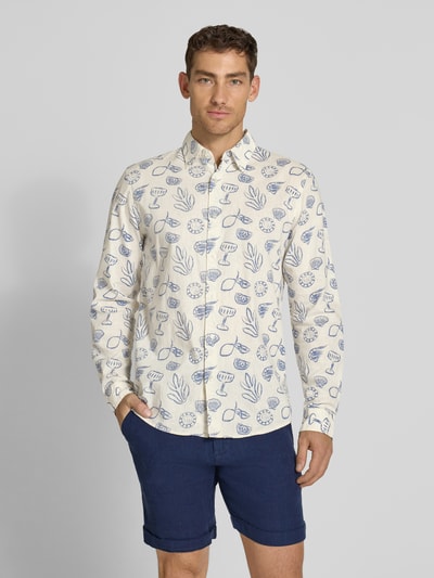 Männermodel trägt Regular Fit Freizeithemd im Allover-Look mit Kentkragen von MCNEAL, Leinen-Baumwoll-Mix, Ganzkörperansicht von vorne. Rückenlänge bei Größe M: 76 cm, Schulterbreite bei Größe M: 47 cm, Ärmellänge bei Größe M: 67 cm. Hemd in Creme mit blauem Muster, glatte Textur, Knopfleiste.