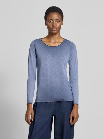Frauenmodel trägt Regular Fit Longsleeve im Strukturmuster von Smith and Soul, Baumwoll-Mix, blau, Rundhalsausschnitt, Ganzkörperansicht von vorne.