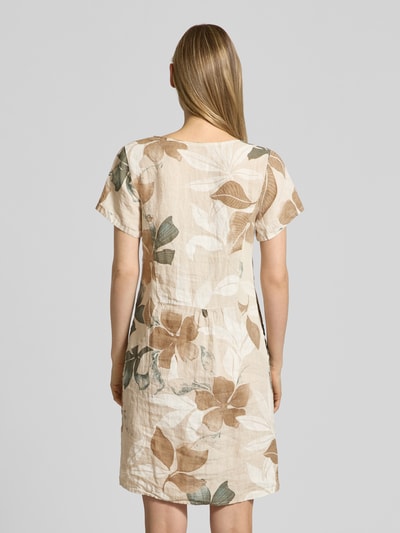 Vrouwenmodel draagt knielanges dames jurk van mix van katoen en linnen Modell 'Pi44araa' van ZABAIONE, all-over look, recht model, ruglengte maat S 91 cm, borstwijdte maat S 47 cm, mouwlengte maat S 7 cm, ronde hals, rugaanzicht.