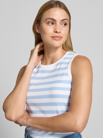 Frauenmodel trägt Slim Fit Top mit Rundhalsausschnitt Modell 'Effy' von FREE/QUENT, elastischer Baumwoll-Mix, Nahaufnahme Oberkörper.