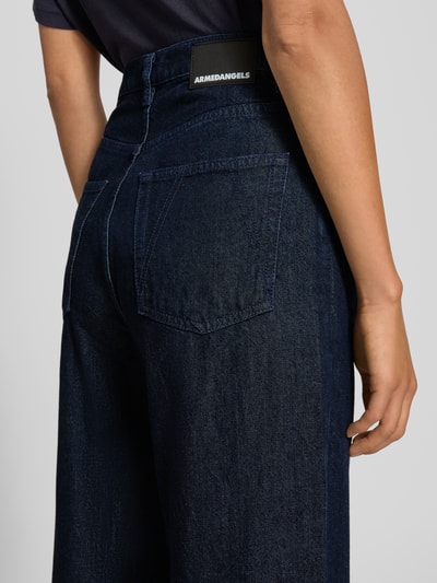 Frauenmodel trägt Wide Leg Jeans aus Lyocell-Baumwoll-Mix Modell 'ENIJAA' von Armedangels in Melange-Optik, Detailaufnahme Rückenansicht.