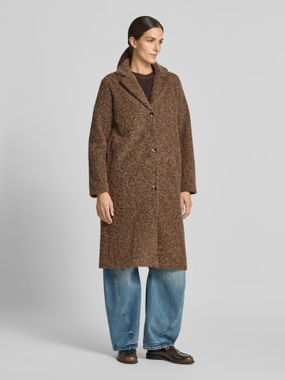 Frauenmodel trägt Relaxed Fit Webpelzmantel mit Reverskragen von Soyaconcept, braune melierte Struktur, Damen Bomberjacke, Ganzkörperansicht von vorne.
