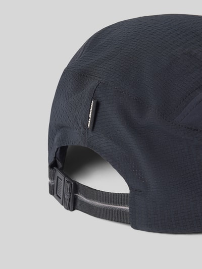 Produktfoto, schwarze Cap mit Logo-Print aus Elastischer-Material-Mix, Modell 'SENSE AERO' von Salomon, Strapback, strukturierte Oberfläche