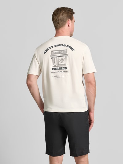 Mannelijk model draagt Regular Fit T-shirt van zuivere katoen van s.Oliver RED LABEL in gebroken wit met zwarte print, rugaanzicht, Ganzkörperansicht Rückansicht.
