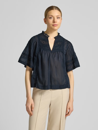 Kobiece modelka nosi Blusenshirt mit V-Ausschnitt Modell 'Siama' von Neo Noir, krój regular fit, hafty, ciemnogranatowa, długość tyłu 56 cm, długość rękawów 28 cm, przód, całkowity widok.