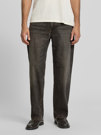 Männermodel trägt Regular Fit Jeans aus reiner Baumwolle Modell 'RAWDY' von DRYKORN in dunklem Jeansblau mit 5-Pocket-Design, Nahaufnahme Oberkörper