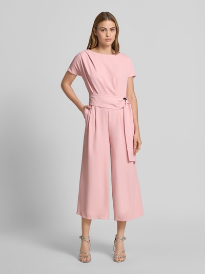 Frauenmodel trägt Jumpsuit mit Stretch-Anteil von Betty Barclay in zartem Rosa, elastischer Material-Mix, 7/8-Länge, Ganzkörperansicht von vorne.