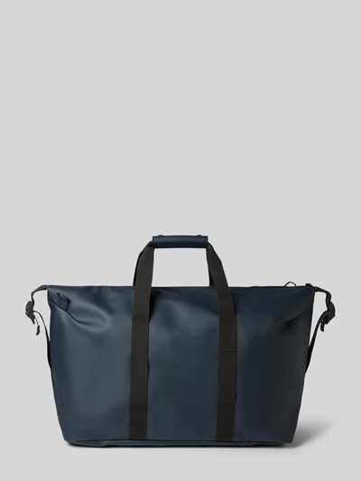 Produktfoto, donkerblauwe weekendtas met zwarte schouderbanden, logodetail, ritssluiting en afneembare schouderband, Weekend Bag mit Logo-Detail Model 'Hilo' van Rains, hoofvak, breedte 64 cm, lengte 40 cm, diepte 24 cm, bandlengte 84 cm