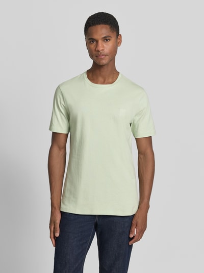 Męski model nosi Regular Fit T-Shirt aus reiner Baumwolle Modell 'TALES' von BOSS Orange, efekt: jednolity kolor, krój regular fit, naszywka z logo, okrągły dekolt, krótki rękaw, bawełna, Ganzkörperansicht von vorne