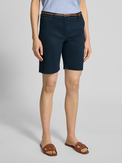 Frauenmodel trägt Straight Fit Bermuda mit Gesäßtaschen Modell 'Days' von B.Young aus elastischem Baumwoll-Mix, dunkelblau, mit abnehmbarem Gürtel, Bundweite 40 cm, Innenbeinlänge 21 cm, Nahaufnahme Unterkörper, Vorderansicht.