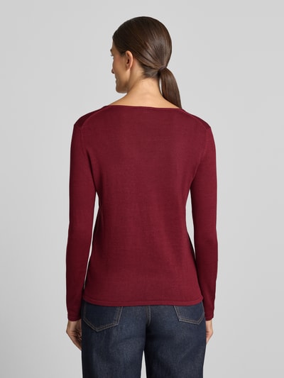 Frauenmodel trägt Regular Fit Pullover aus Baumwoll-Mix von Tom Tailor in Dunkelrot mit glatter Textur und geradem Schnitt, Ganzkörperansicht Rückansicht. Damen Pullover von Tom Tailor.
