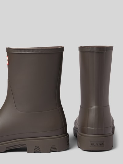 Produktfoto, Stiefel mit Logo-Detail von Hunter, brązowe kozaki, detal z logo, zaokrąglony krój, gładki efekt, profilowana podeszwa, wysokość obcasa 3 cm w rozmiarze 40, wysokość cholewki 20 cm w rozmiarze 40, szerokość cholewki 14 cm w rozmiarze 40