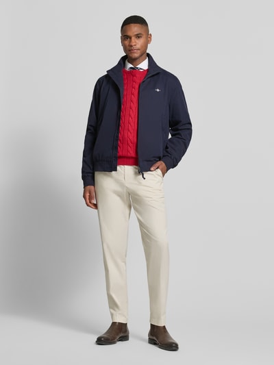 Mannenmodel draagt Jacke mit Stehkragen und Zweiwege-Reißverschluss van Gant in katoenmix, regular fit, opstaande kraag, steekzakken, labelstitching, donkerblauwe kleur, voorkant, volledige lichaamsweergave.