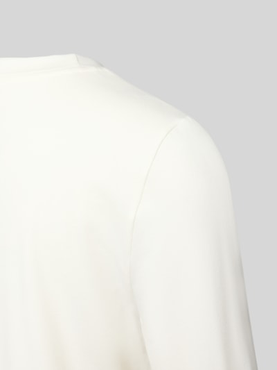 Vrouwenmodel draagt Regular Fit pyjamabovendeel uit katoenmix van SCHIESSER, effen wit, zachte textuur, detailopname rug.