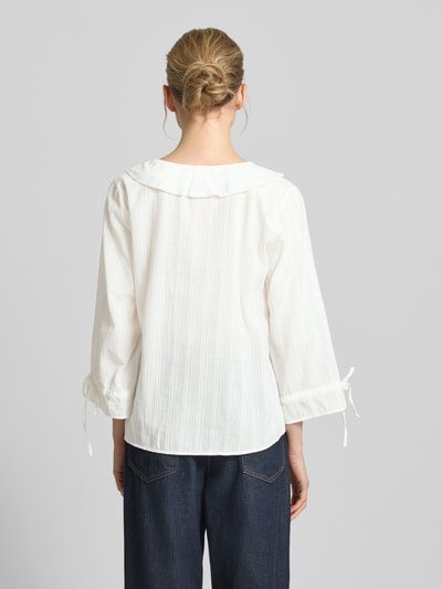 Frauenmodel trägt Regular Fit Bluse mit Volants von Smith and Soul, reine Baumwolle, Strukturmuster, Rundhalsausschnitt, 3/4-Arm, Rückenlänge 59 cm, Ärmellänge 48 cm, weiße Farbe, horizontale Streifenstruktur, Ganzkörperansicht Rückansicht.