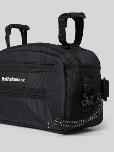 Produktfoto, Fahrradtasche mit Label-Detail von PEAK PERFORMANCE, czarna struktura, główna przegroda z zamkiem błyskawicznym, boczna przegródka z zamkiem błyskawicznym, detal z logo, regulowane paski, szerokość w rozmiarze 1: 26 cm, długość w rozmiarze 1: 14 cm, głębokość w rozmiarze 1: 5 cm, długość paska: 94 cm