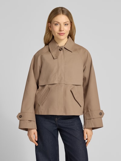 Modelka nosi Jacke mit Ärmelriegeln Modell 'Svada' od MSCH Copenhagen, bawełna, krój regular fit, beż, kieszenie, widok całej sylwetki z przodu, długość tyłu w rozmiarze XS/S: 58 cm, szerokość ramion w rozmiarze XS/S: 42 cm, szerokość w rozmiarze XS/S: 52 cm, długość rękawa w rozmiarze XS/S: 63 cm