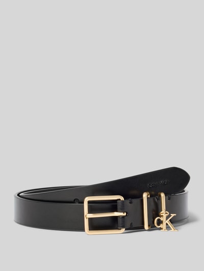 Produktfoto, Ledergürtel aus echtem Leder Modell 'CHARM KEEPER' von CK Calvin Klein, schwarz mit goldfarbener Dornschließe, Logo-Anhänger metallic, Breite 2 cm, glatte Oberfläche