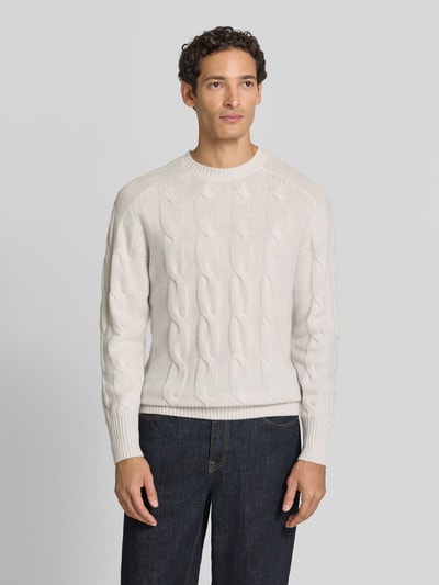 Mannelijk model draagt Regular Fit Strickpullover aus reinem Kaschmir mit Zopfmuster van FTC Cashmere, beige, kabelstructuur, elastische boorden, reguliere pasvorm, voorkant volledige lengte, ruglengte 68 cm, mouwlengte 61 cm, vooraanzicht.