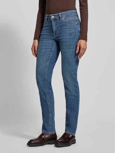 Kobiece model nosi Perfect Fit Jeansy z efektem modelowania sylwetki Model 'MELANIE NEW' marki MAC, mieszanka bawełny z dodatkiem streczu, niebieski, widok całej sylwetki z przodu, szerokość w pasie 38 cm, długość wewnętrzna nogawki 81 cm.