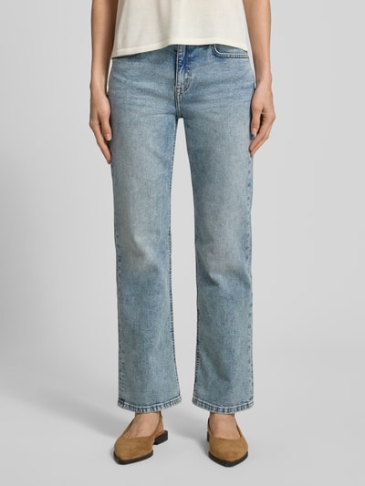 Vrouwenmodel draagt Straight Fit Jeans uit katoenmix van Lauren Ralph Lauren in denimlook met straight pasvorm, high waist, labelpatch, riemlussen, knoop- en ritssluiting, 5-pocketmodel, lichtblauw, recht model, textuur met fijne structuur, voorkant van hele lichaam.