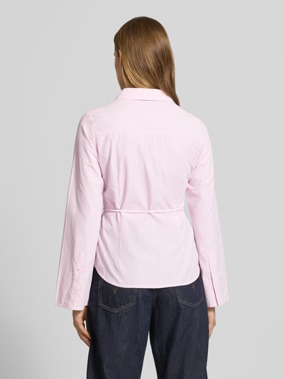 Frauenmodel trägt Regular Fit Bluse mit Bindegürtel Modell 'CARO' von JJXX im feinen rosafarbenen Streifenmuster, Material-Mix mit Baumwoll-Anteil, Rückenlänge bei Größe S 64 cm, Ärmellänge 64 cm, Ganzkörperansicht Rückansicht.