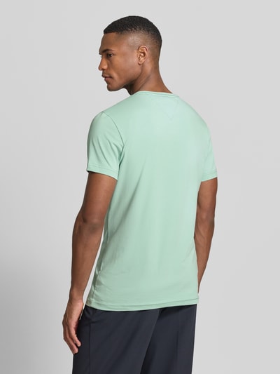 Männermodel trägt Slim Fit T-Shirt aus Baumwoll-Mix von Tommy Hilfiger in Optik: Unifarben, Logo-Detail, Ganzkörperansicht Rückansicht.