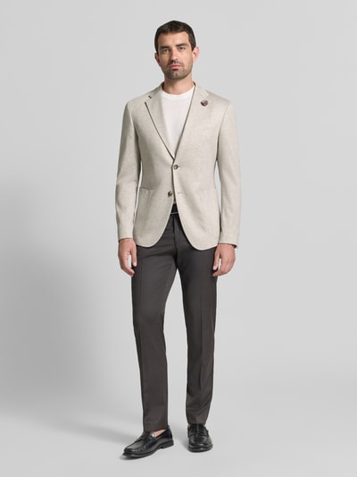 Męski model nosi Slim Fit 2-Knopf-Sakko mit Reverskragen Modell 'Hawksley' von JOOP! COLLECTION, jasny beż, struktura gładka, nakładane kieszenie, Długość tyłu w rozmiarze 50: 73 cm, Szerokość ramion w rozmiarze 50: 40 cm, Długość rękawów w rozmiarze 50: 65 cm, Ganzkörperansicht von vorne