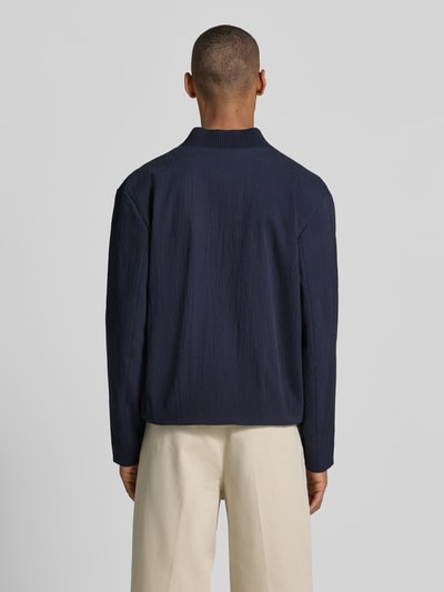 Männermodel trägt donkerblau blouson van een mix van katoen en lyocell, Regular Fit Blouson aus Baumwoll-Lyocell-Mix Modell 'UKASHI263X-H' van HUGO, heren bomberjack, Ganzkörperansicht Rückansicht.