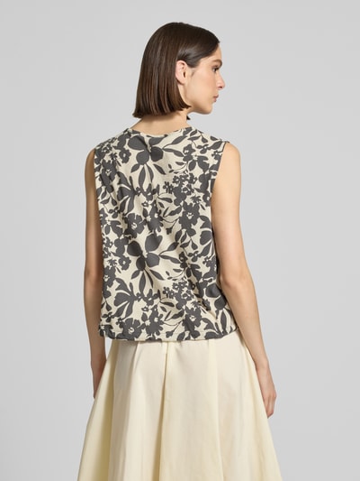 Modelka prezentuje Loose Fit Top aus reiner Baumwolle von Marc O'Polo, efekt: wzór na całej powierzchni, krój loose fit, okrągły dekolt, tunel, bez rękawów, materiał: bawełna, widok całej sylwetki z tyłu