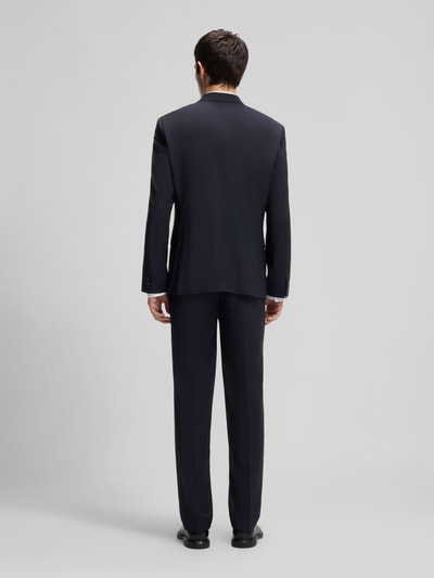 Männermodel trägt Slim Fit Anzugsakko aus Woll-Mix Modell 'ARTI' von HUGO in dunkler Melange-Optik, Ganzkörperansicht Rückansicht.