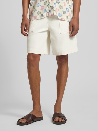 Mężczyzna nosi Loose Fit Bermudas aus Bio-Baumwoll-Mix Modell 'HOTEL AMOUR' von SELECTED HOMME, jasny denim, 5 kieszeni, label patch, z przodu, Ganzkörperansicht von vorne.