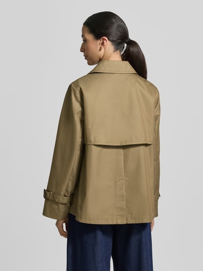 Frauenmodel trägt Cropped Trenchcoat aus Baumwoll-Mix von Weekend Max Mara, unifarben, Regular Fit, Rückansicht, Ganzkörperansicht Rückansicht.