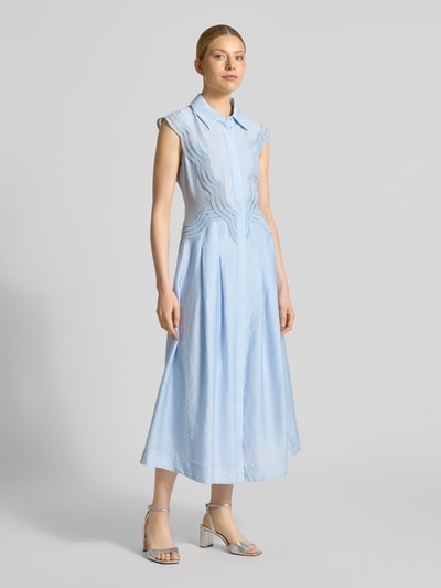 Frauenmodel trägt Hemdblusenkleid aus Modal-Mix mit Spitze Modell 'COLE' von Copenhagen Muse in Hellblau, A-Linie, Midikleid, verdeckte Knopfleiste, strukturierte Oberfläche, Ganzkörperansicht von vorne. Rückenlänge bei Größe S: 128 cm, Brustweite bei Größe S: 41 cm.
