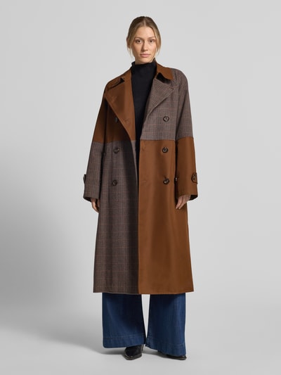Modelka nosi płaszcz Loose Fit Mantel aus Woll-Mix Modell 'KAGU' od Essentiel Antwerp, odcienie brązu, kratka, mieszane tekstury, całkowity widok z przodu.