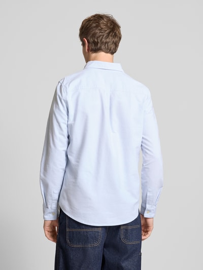 Männermodel trägt Regular Fit Freizeithemd mit Button-Down-Kragen und Stitching von REVIEW in Hellblau, Reine Baumwolle, Rückenlänge 43 cm, Schulterbreite 54 cm, Ärmellänge 67 cm, Ganzkörperansicht Rückansicht.