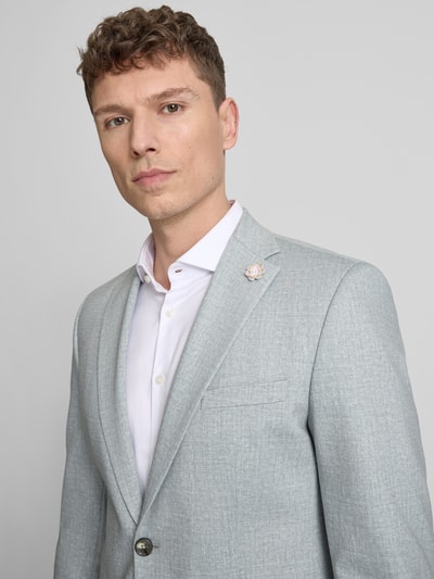 Männermodel trägt Slim Fit 2-Knopf-Sakko Modell 'Paul' von CG - Club of Gents im hellgrauen Material-Mix mit Viskose-Anteil, Nahaufnahme Oberkörper.