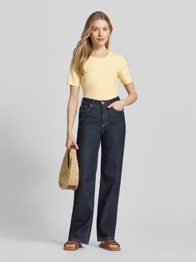 Frauenmodel trägt T-Shirt mit Rundhalsausschnitt von Christian Berg Woman aus Reine Baumwolle, Regular-Fit, 1/2-Arm, Rückenlänge 60 cm, Ganzkörperansicht von vorne.