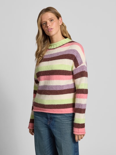 Vrouwenmodel draagt Relaxed Fit Strickpullover mit fixiertem Schal van DAISY STREET in pastelstrepen, gebreid, lange mouwen, rolzoom, hele lichaamsopname van voren.